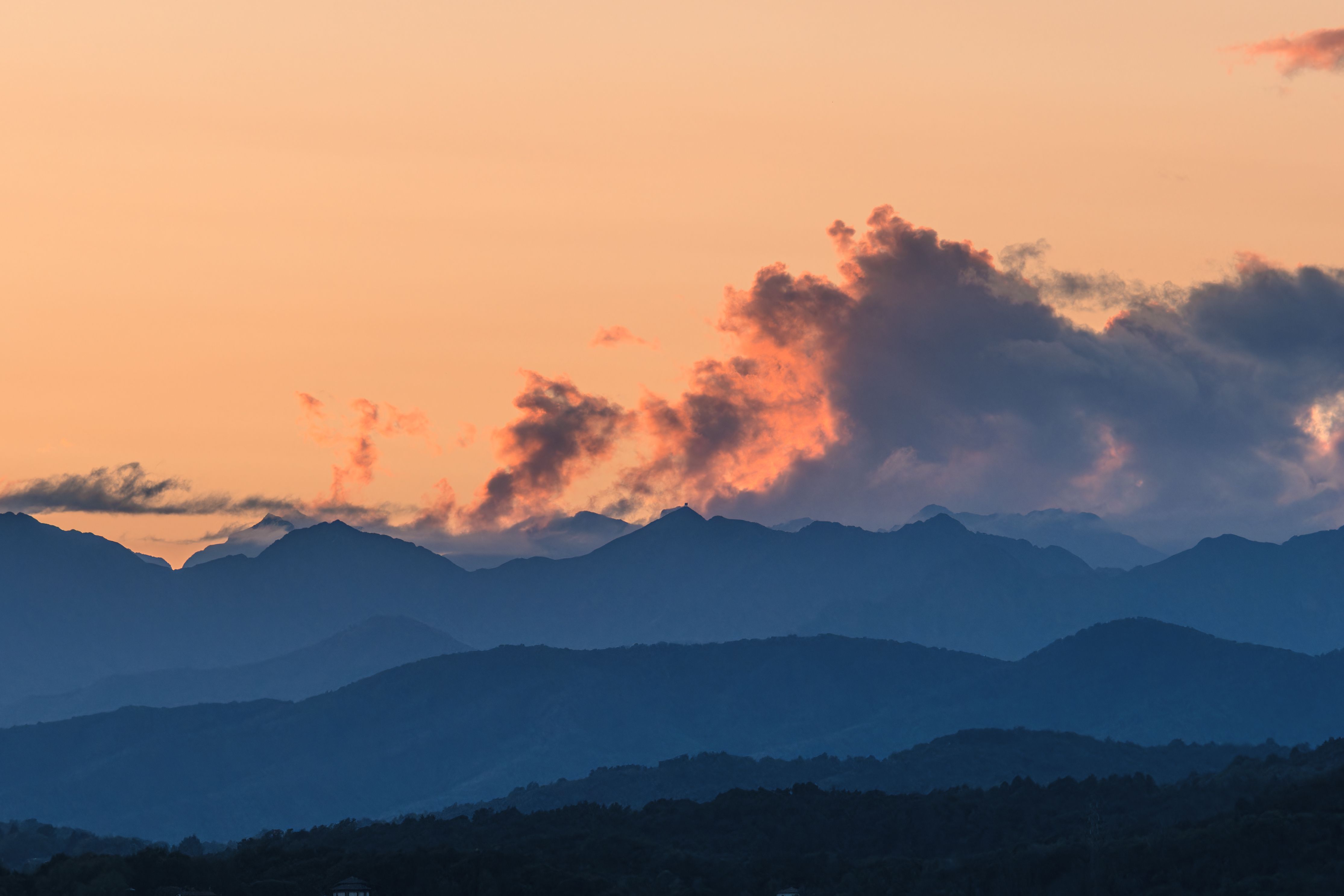 Serene Mountain Landscape at Sunset · Free Stock Photo