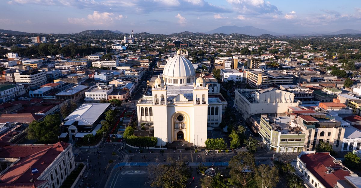 El Salvador aprueba reforma para permitir cadena perpetua en casos de homicidio, violación y terrorismo El Salvador aprueba reforma para permitir cadena perpetua en casos de homicidio, violación y terrorismo