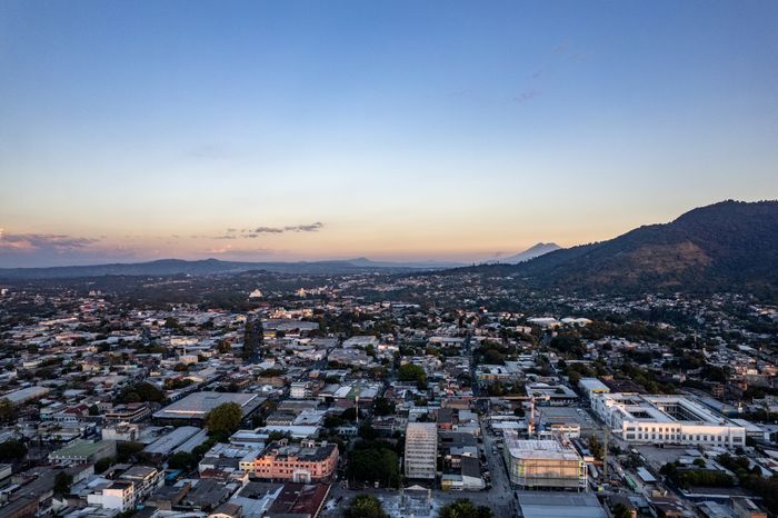 San Salvador al atardecer, vista aérea