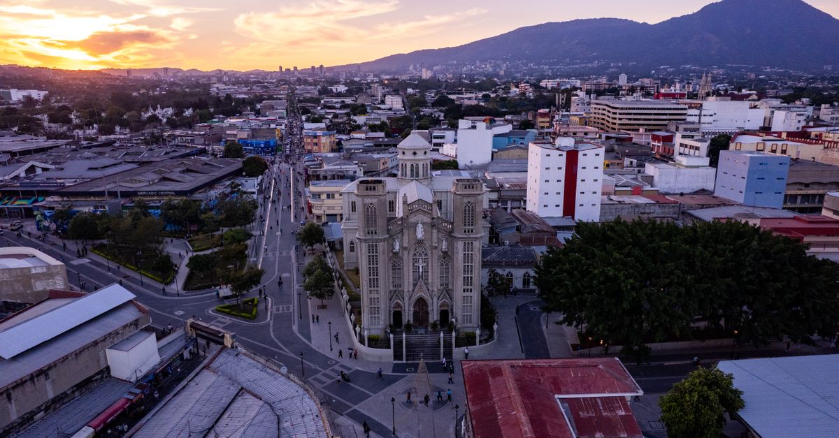 El Salvador aprueba reforma para permitir cadena perpetua en casos de homicidio, violación y terrorismo El Salvador aprueba reforma para permitir cadena perpetua en casos de homicidio, violación y terrorismo