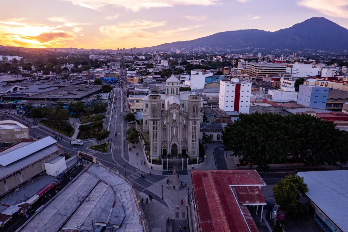 Vista Aérea De La Catedral Al Atardecer En San Salvador · Foto de stock ...