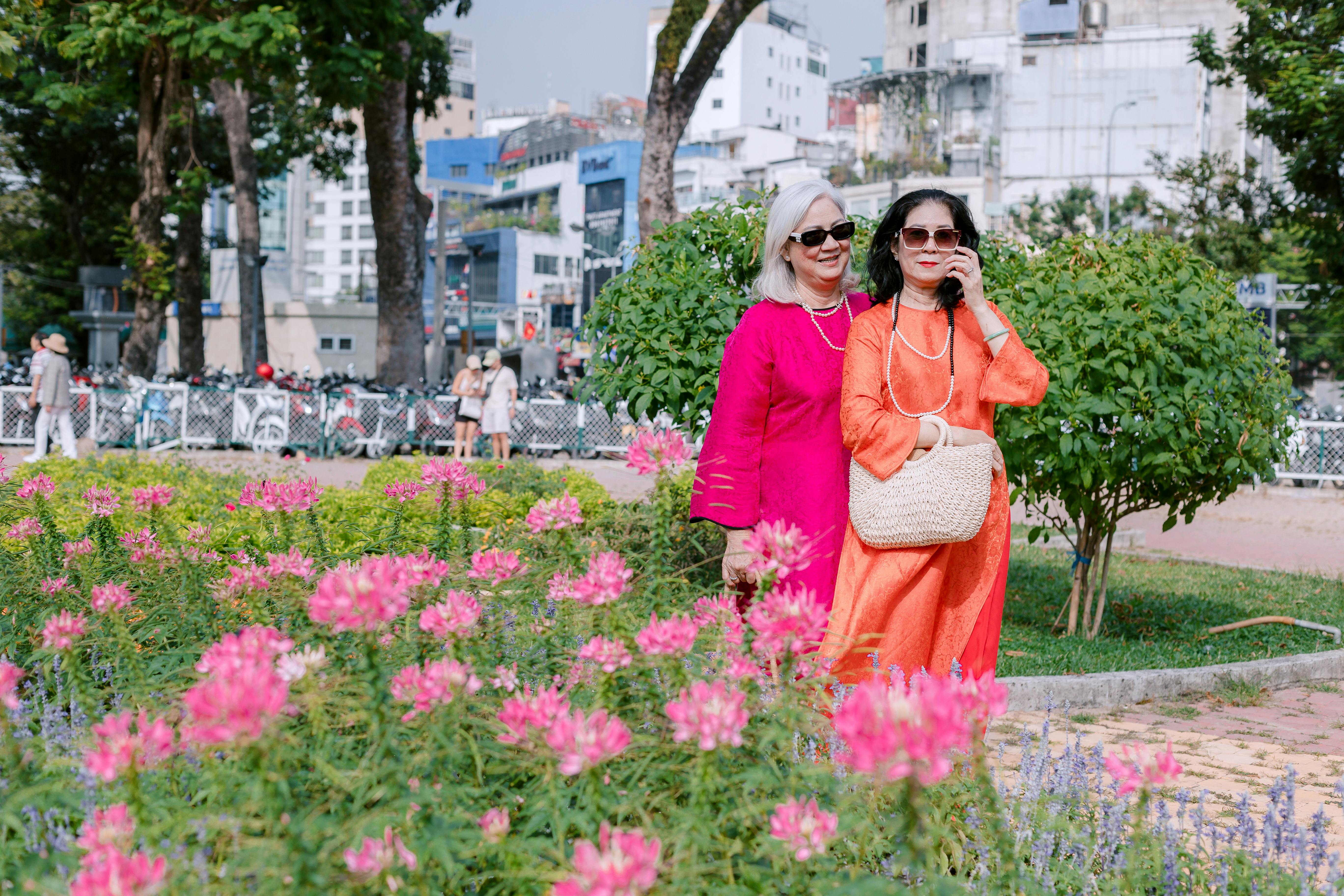 The Best Travel Clothes For Women, According To Executives Who Travel Constantly — Photo by 🇻🇳🇻🇳Nguyễn Tiến Thịnh 🇻🇳🇻�