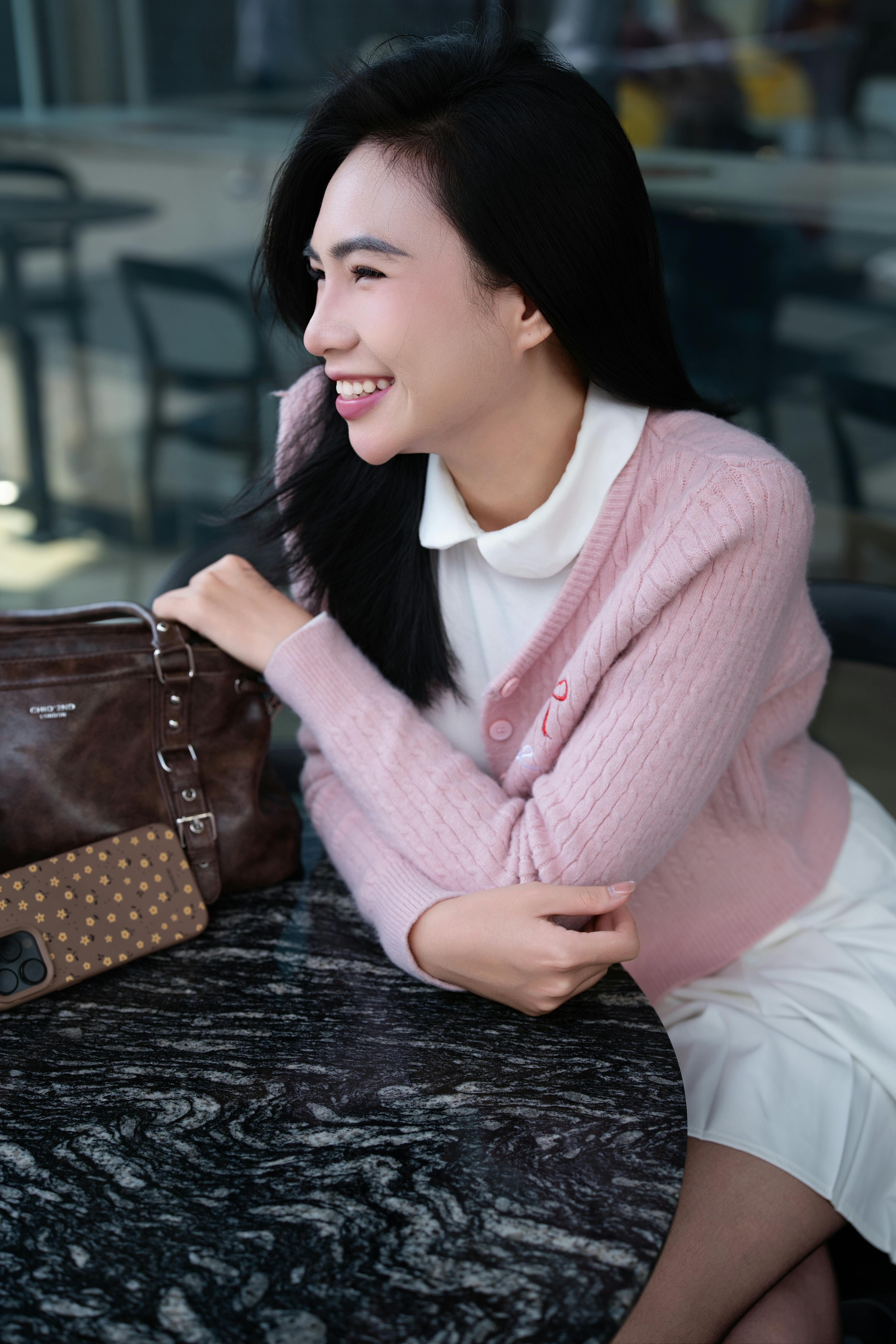 bezplatná Základová fotografie zdarma na téma bílá košile, brunetka, denní světlo Základová fotografie