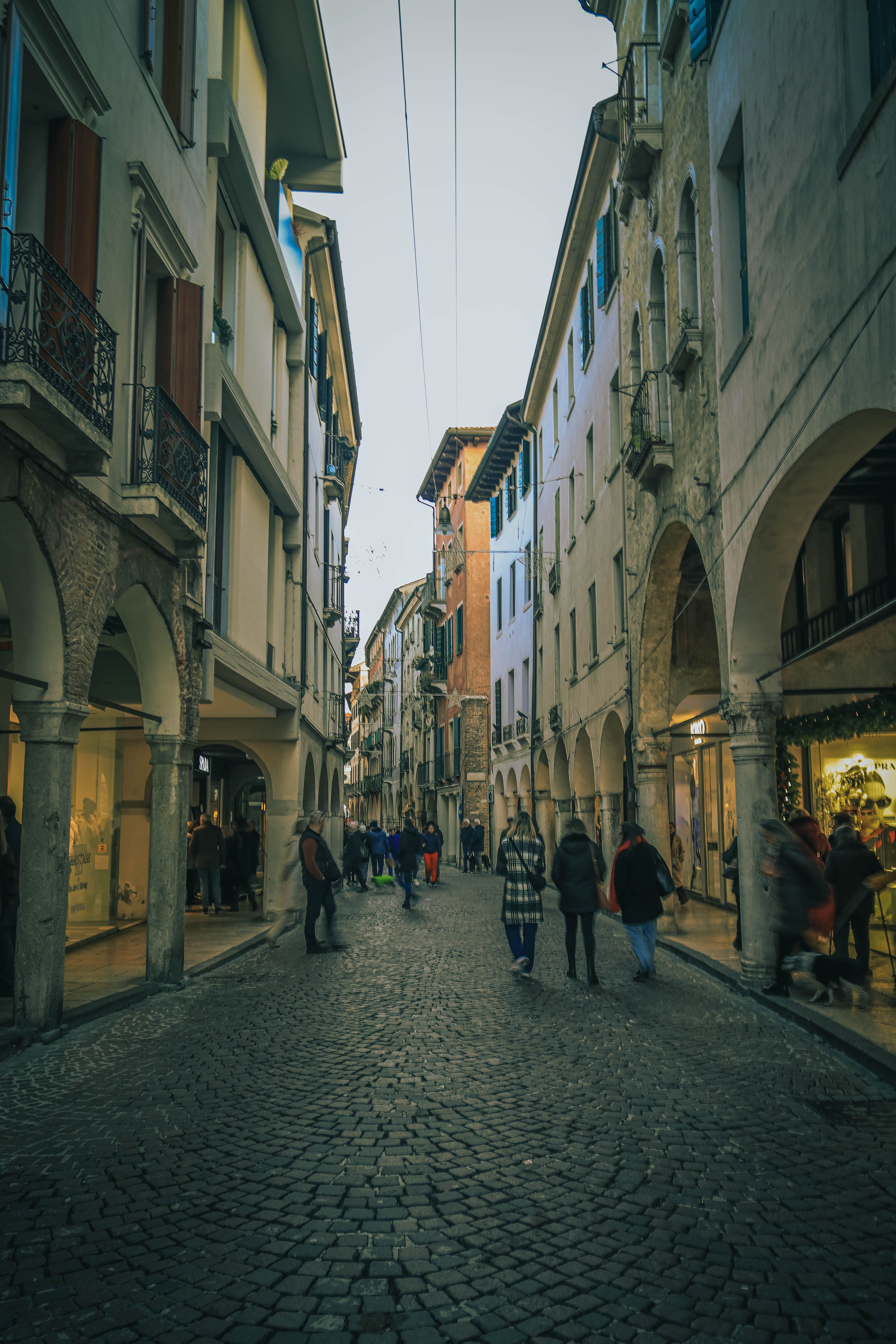 Charming European Street with Historic Architecture · Free Stock Photo