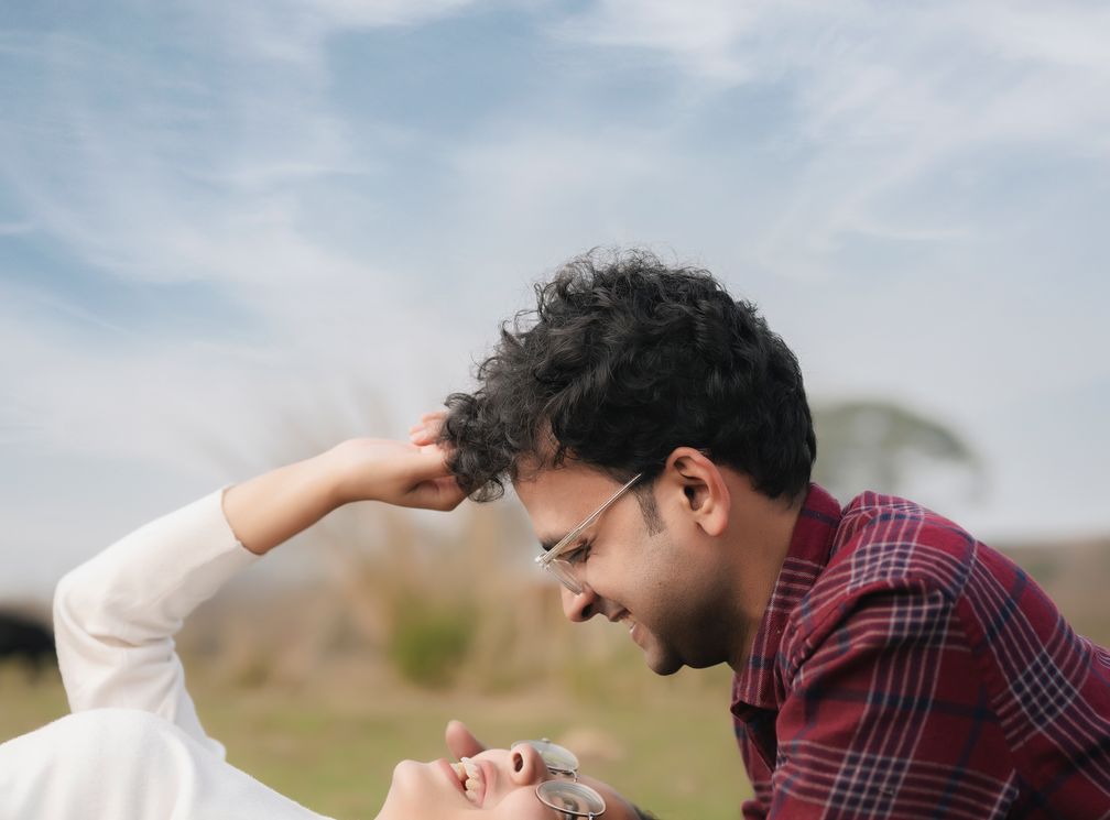 Online dating: starting a conversation on a niche platform