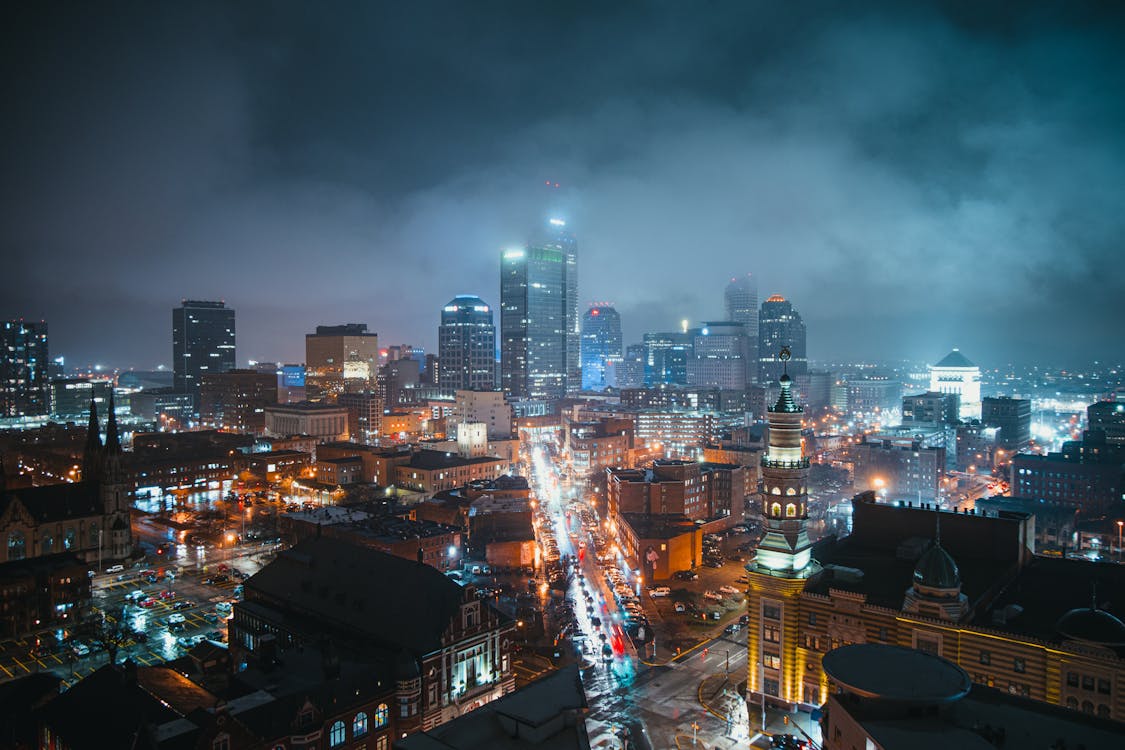 Фотография освещенного города с высоты птичьего полета