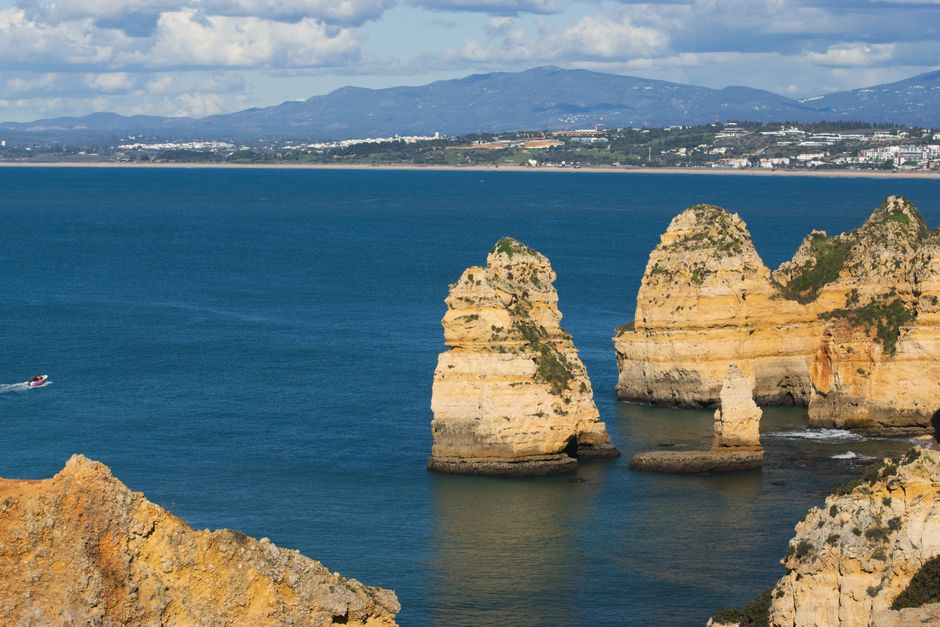 Falaises ocres de l'Algarve plongeant dans l'Atlantique au sud du Portugal