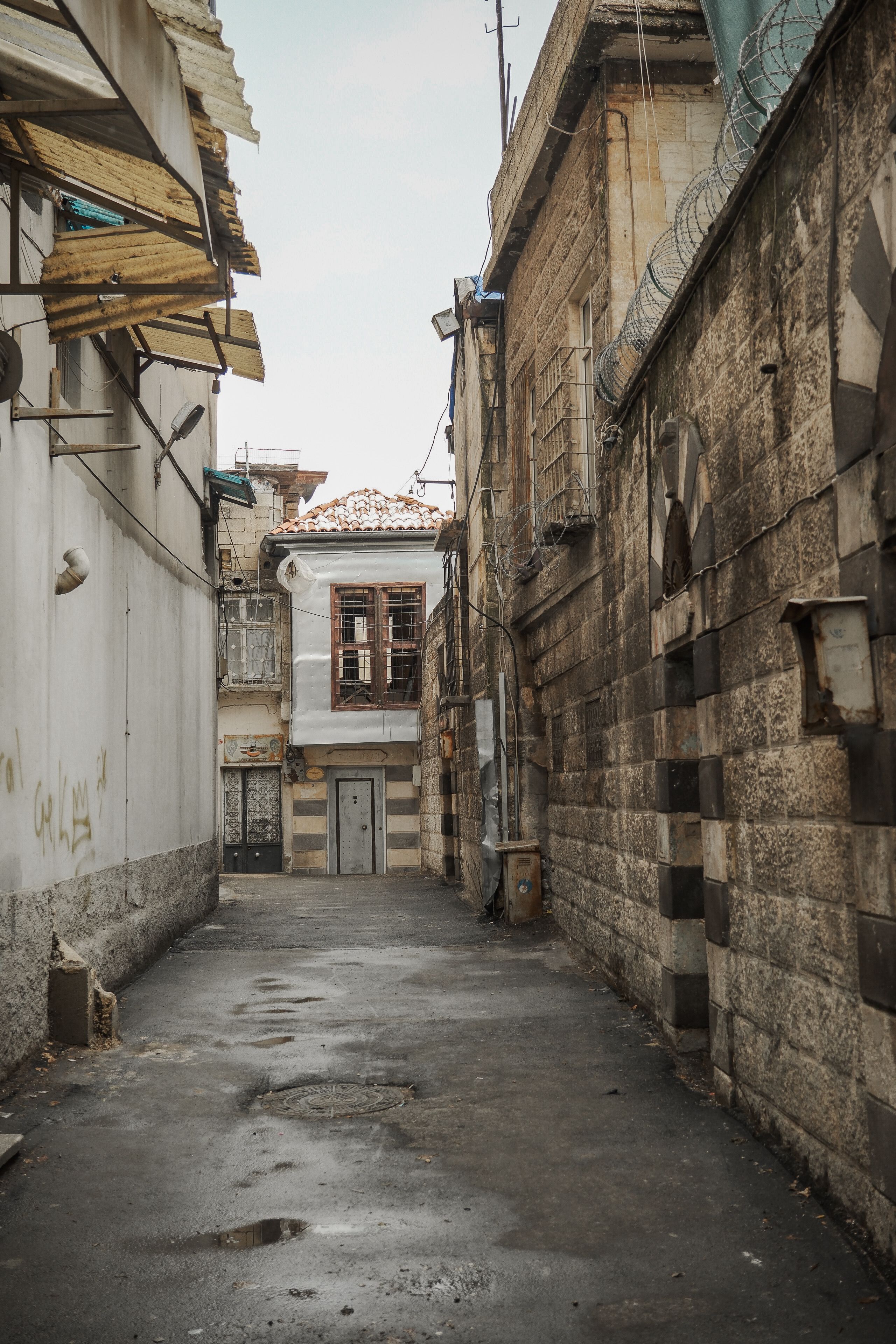 Historic Narrow Alleyway with Old Architecture · Free Stock Photo