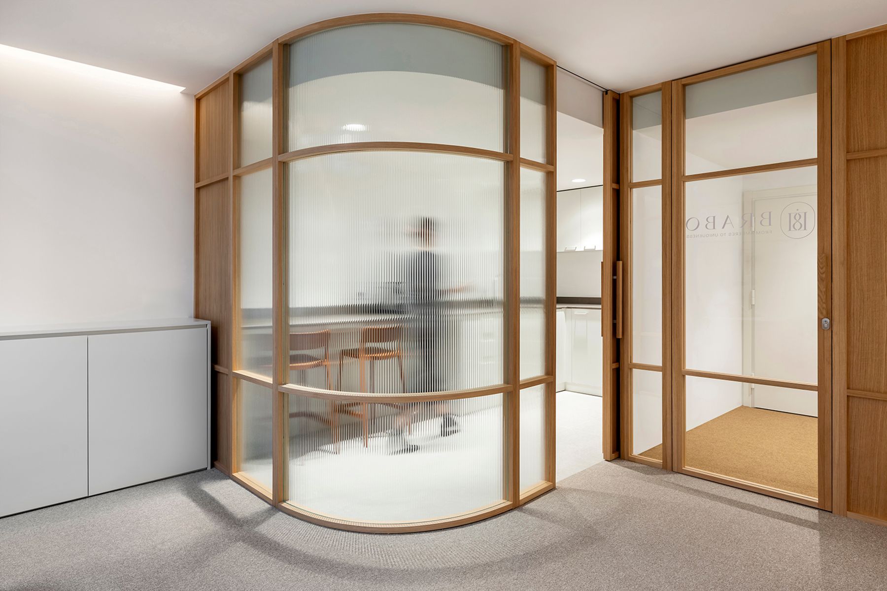 Oficina moderna con separaciones de cristal y madera