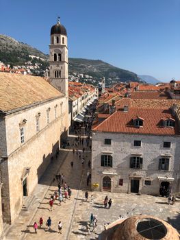探索杜布罗夫尼克标志性的老城区，欣赏其迷人的街道和历史悠久的建筑。 - 相关推荐