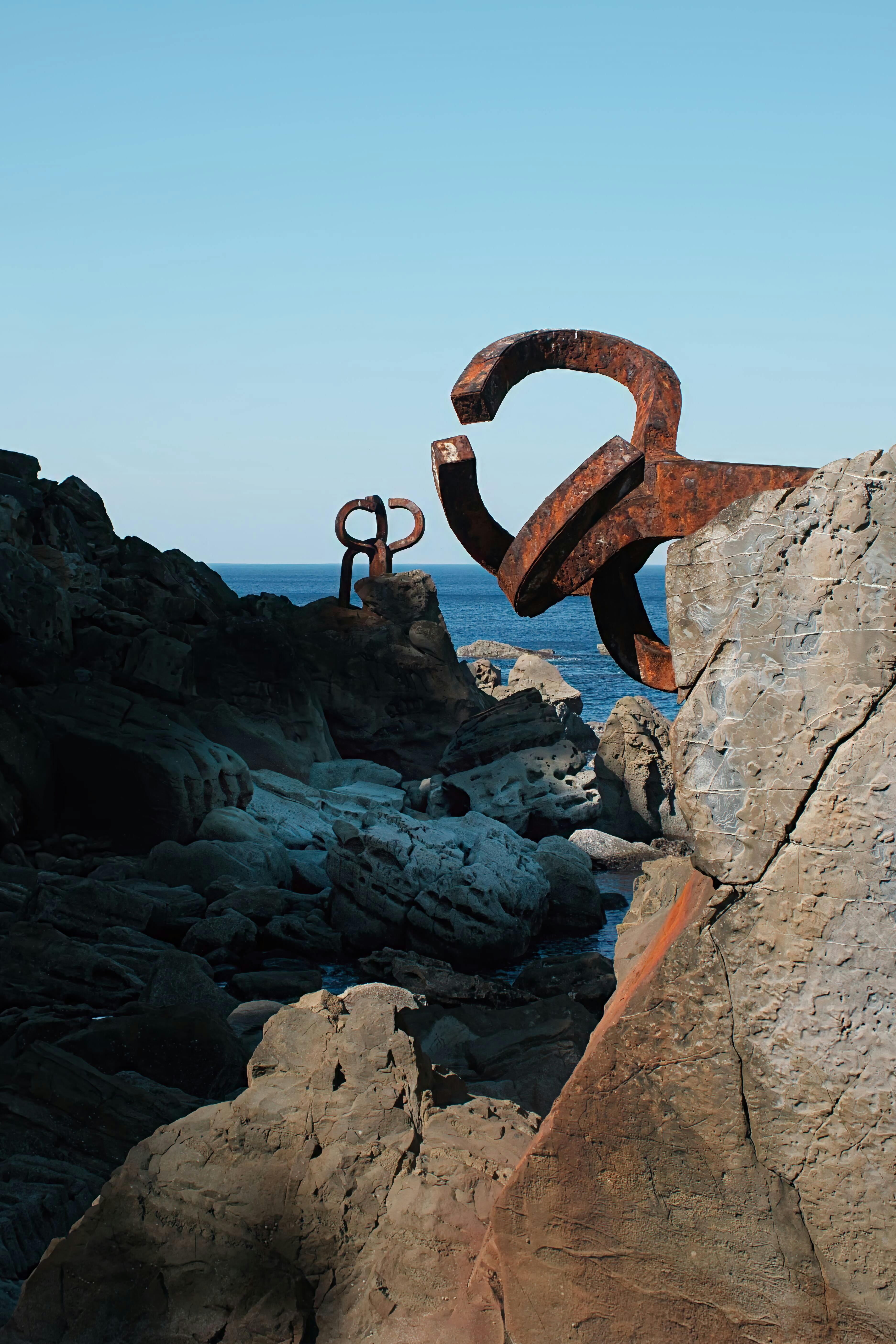 Miễn phí Cảnh quan nơi đây trưng bày những tác phẩm điêu khắc "Lược Gió" nổi tiếng trên bờ biển đá của San Sebastián. Ảnh lưu trữ