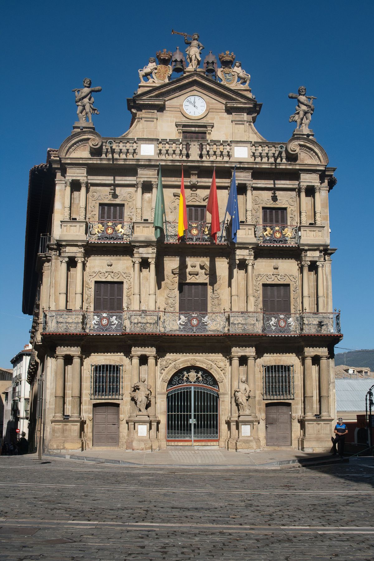 Fachada del Ayuntamiento de Pamplona: trabajamos en Pamplona y su comarca