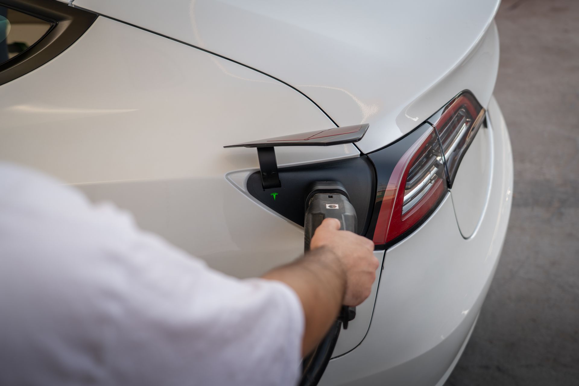 Ladestecker an einem Elektrofahrzeug