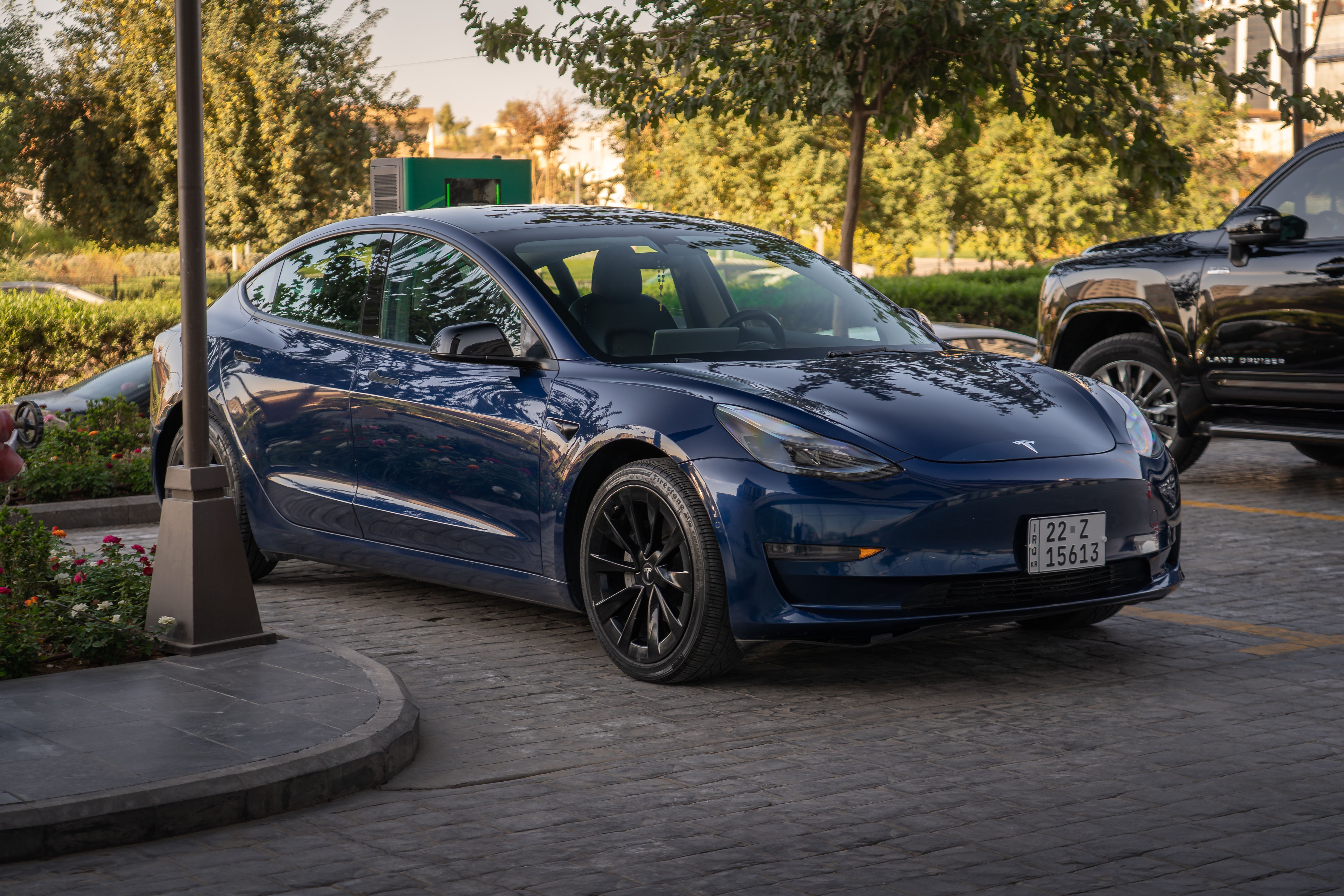 Model S 极简的后部设计，尾部线条如同激光般锐利