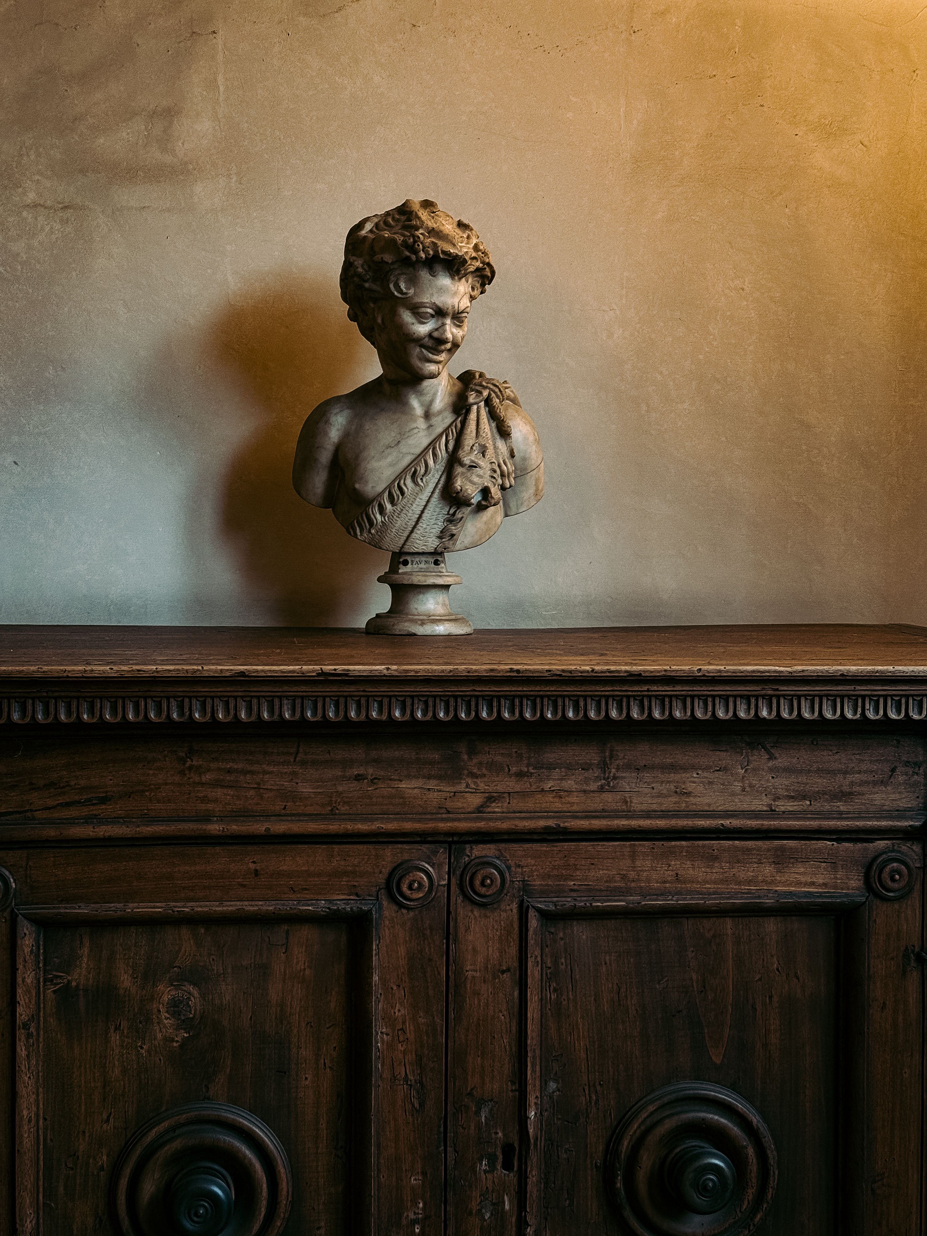 Gratis Un busto in stile rinascimentale decora un antico comò in legno a Firenze, Italia. Foto a disposizione
