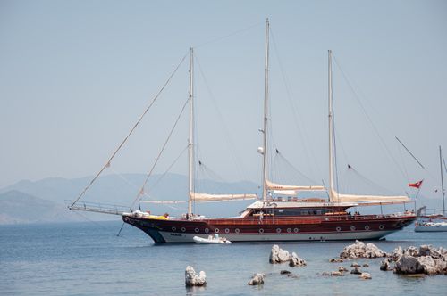 Free A beautiful yacht sailing in the serene waters of Marmaris, Türkiye, with clear skies and coastal backdrop. Stock Photo