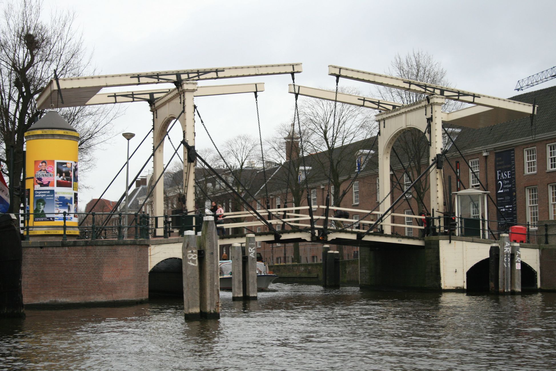Vrouw gewond na botsing tegen houten brug in Tiel
