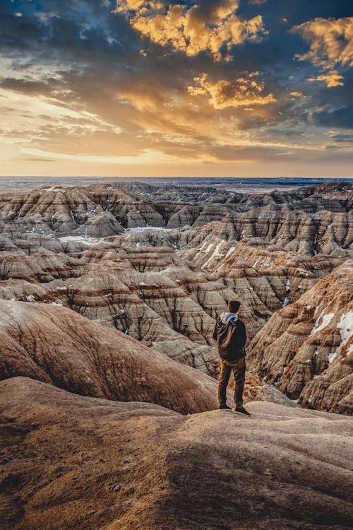 Foto Dell'uomo In Piedi All'aperto Durante L'ora D'oro