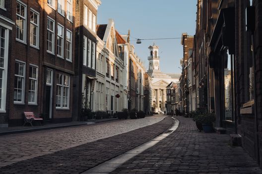 Schilderachtig straatbeeld van het historische Dordrecht, Nederland, met klassieke architectuur en de ochtendzon.