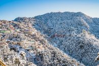 冬季的西姆拉，白雪皑皑的建筑与森林映衬在清澈的蓝天下