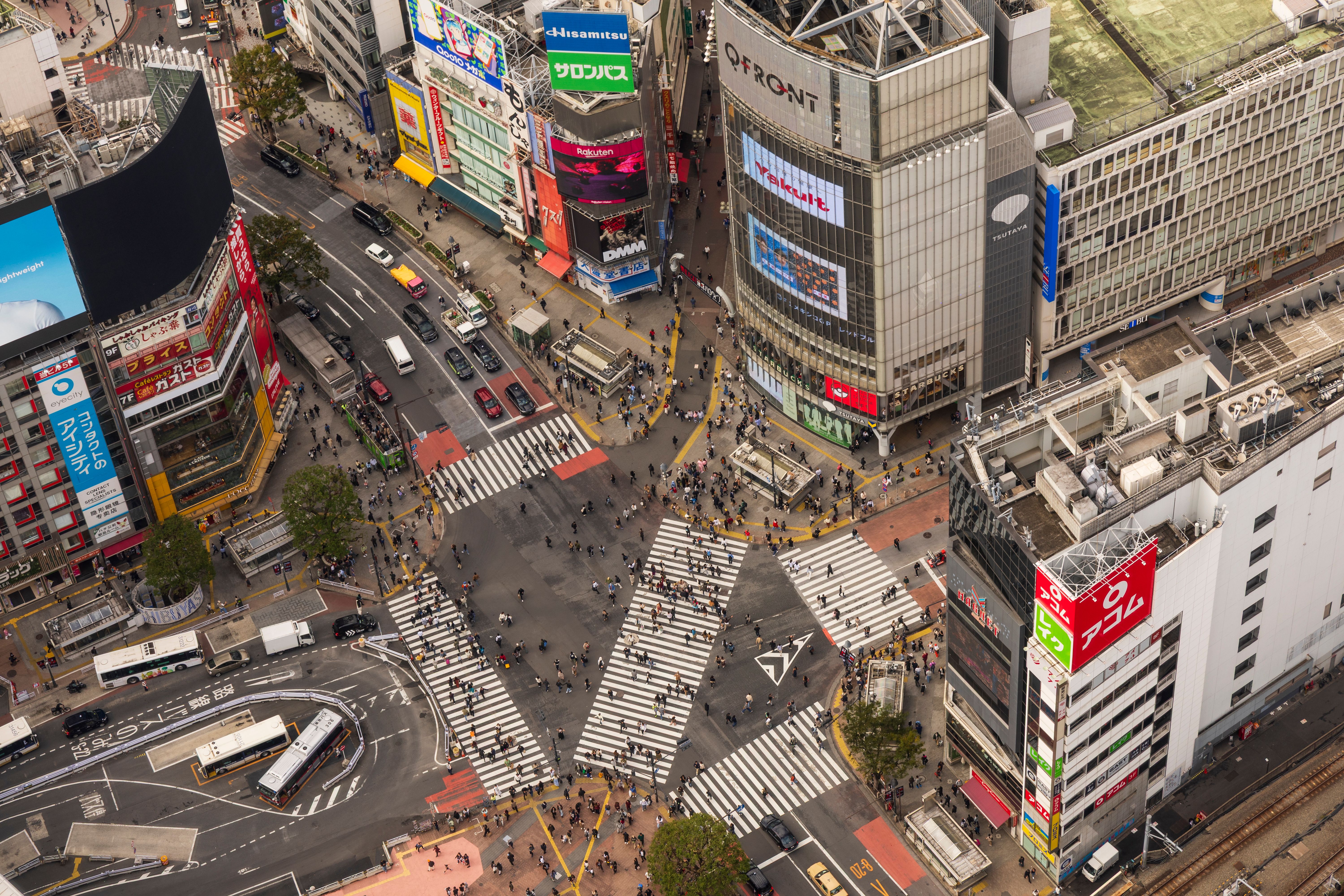 歩行者や交通で賑わう東京の渋谷交差点の高角からの眺め。