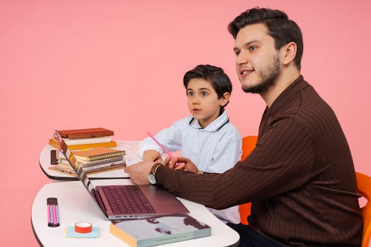 Un insegnante e un ragazzino studiano insieme seduti a un tavolo a Yalova, in Turchia.