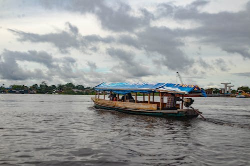 Фотография лодки на реке Амазонка