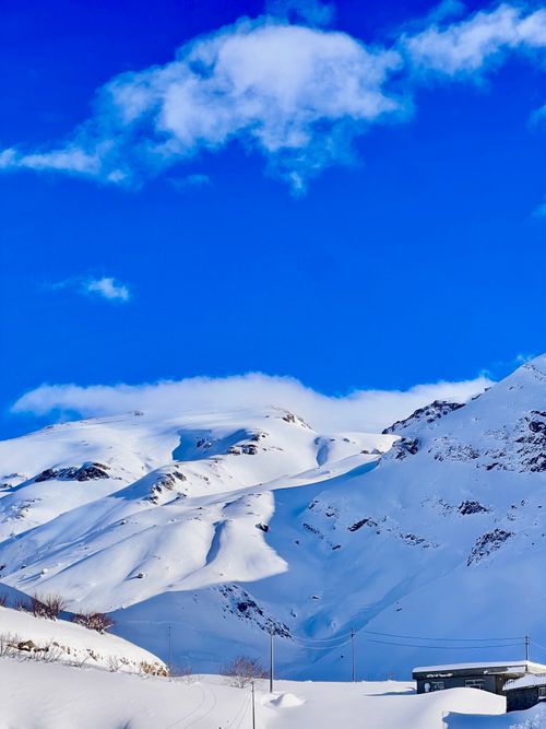 Free Breathtaking view of snow-covered mountains under a clear blue sky. Perfect winter scene. Stock Photo