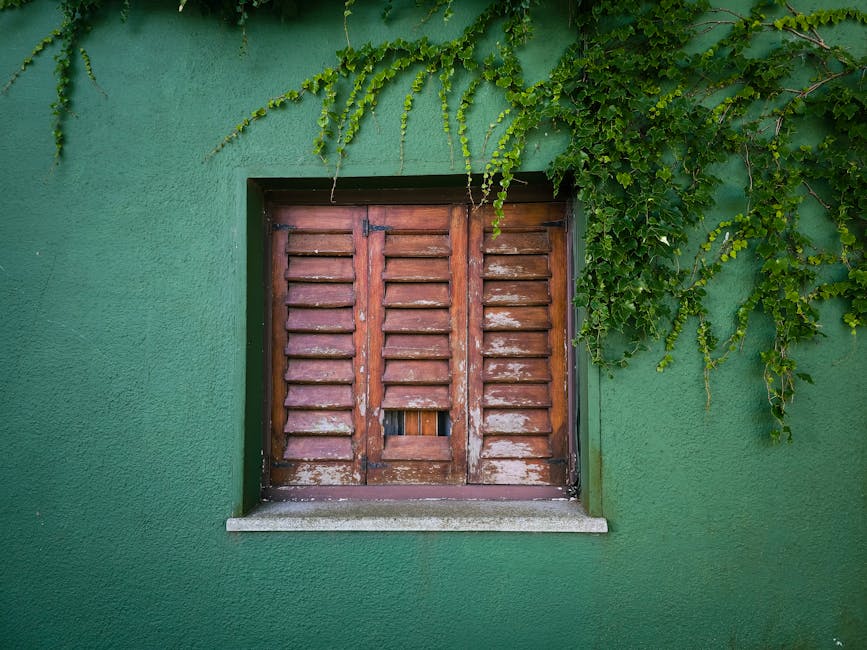 Detail einer selbstklebenden Gummidichtung am Fensterrahmen, sauber im Falz verklebt