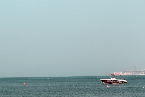 Darmowe zdjęcie z galerii z czyste niebo, morze, motorówka