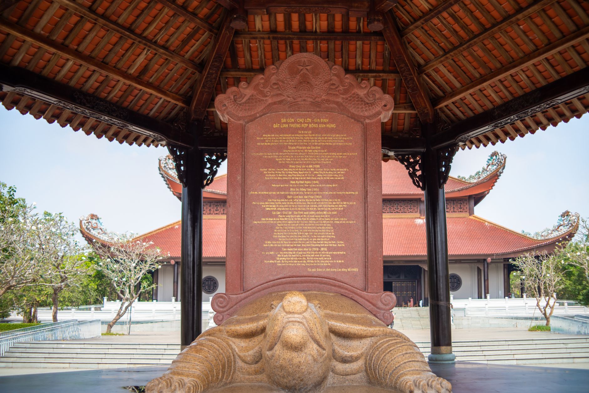 越南寺庙中的石碑和雕像,在晴朗的天空下展示着错综复杂的建筑。