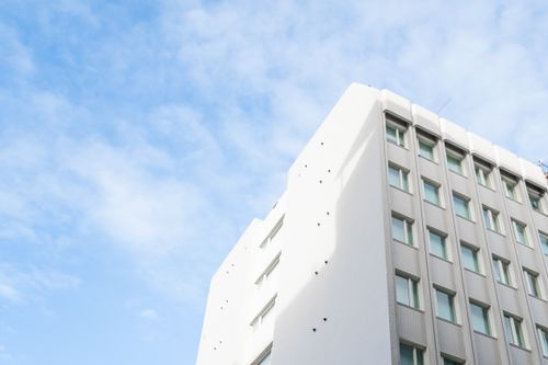 Free A minimalistic view of a modern urban building with a clear blue sky background. Stock Photo