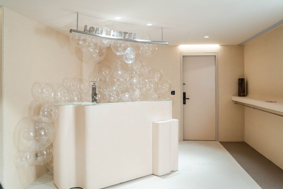 Recepção Minimalista de Hotel por Alley Chien Recepção elegante de hotel de luxo com design minimalista e elementos modernos, ideal para viajantes executivos.
