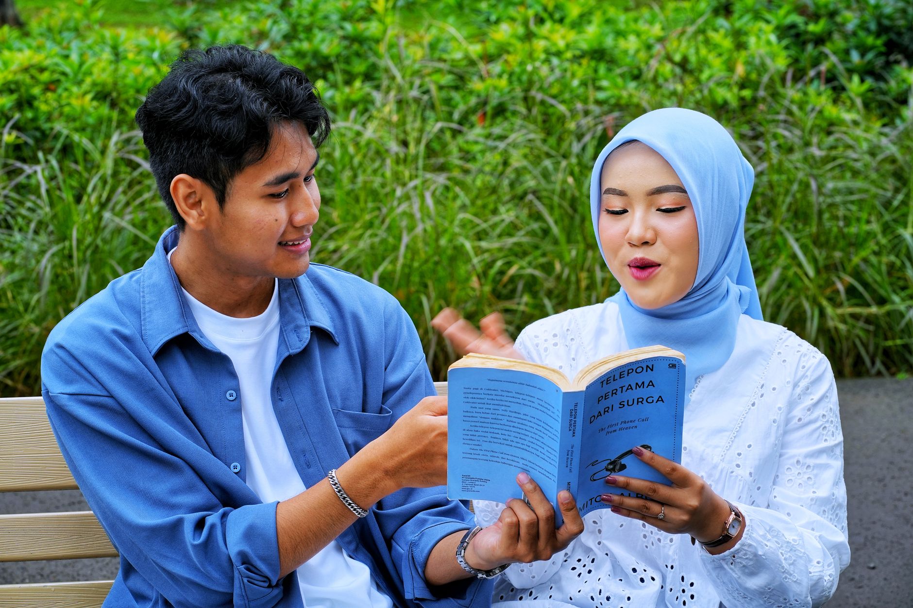 Pemain membaca terma bonus casino pada komputer riba dengan kalkulator dan nota kewangan di meja