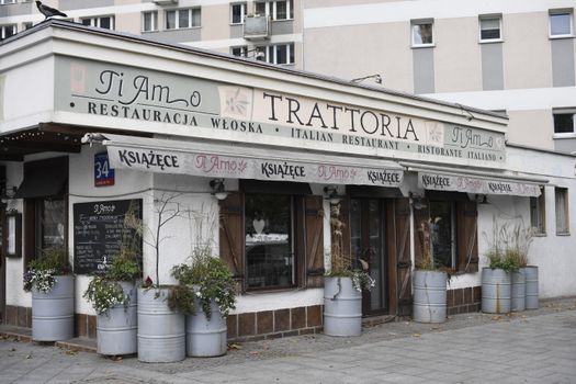 Cozy Italian restaurant with inviting exterior on a Warsaw street.