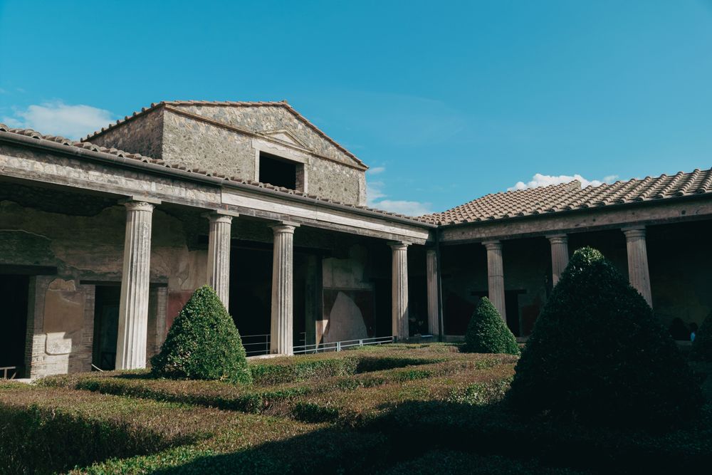 Peristil roman din Pompeii, cu colonadă și grădină interioară