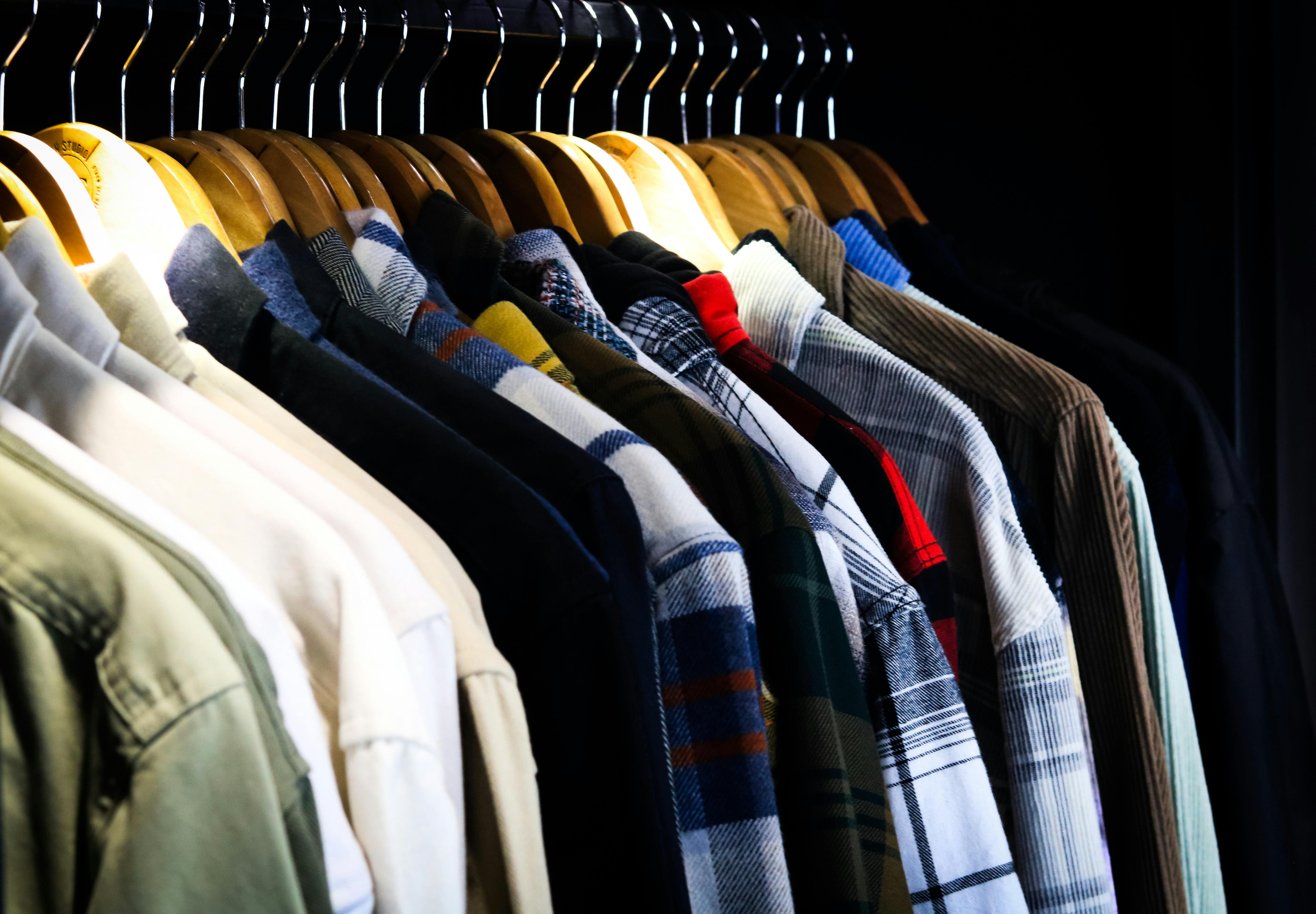 Ordentlich gefaltete Bettwäsche-Sets im Schrank, nach Größen sortiert und gut belüftet gelagert