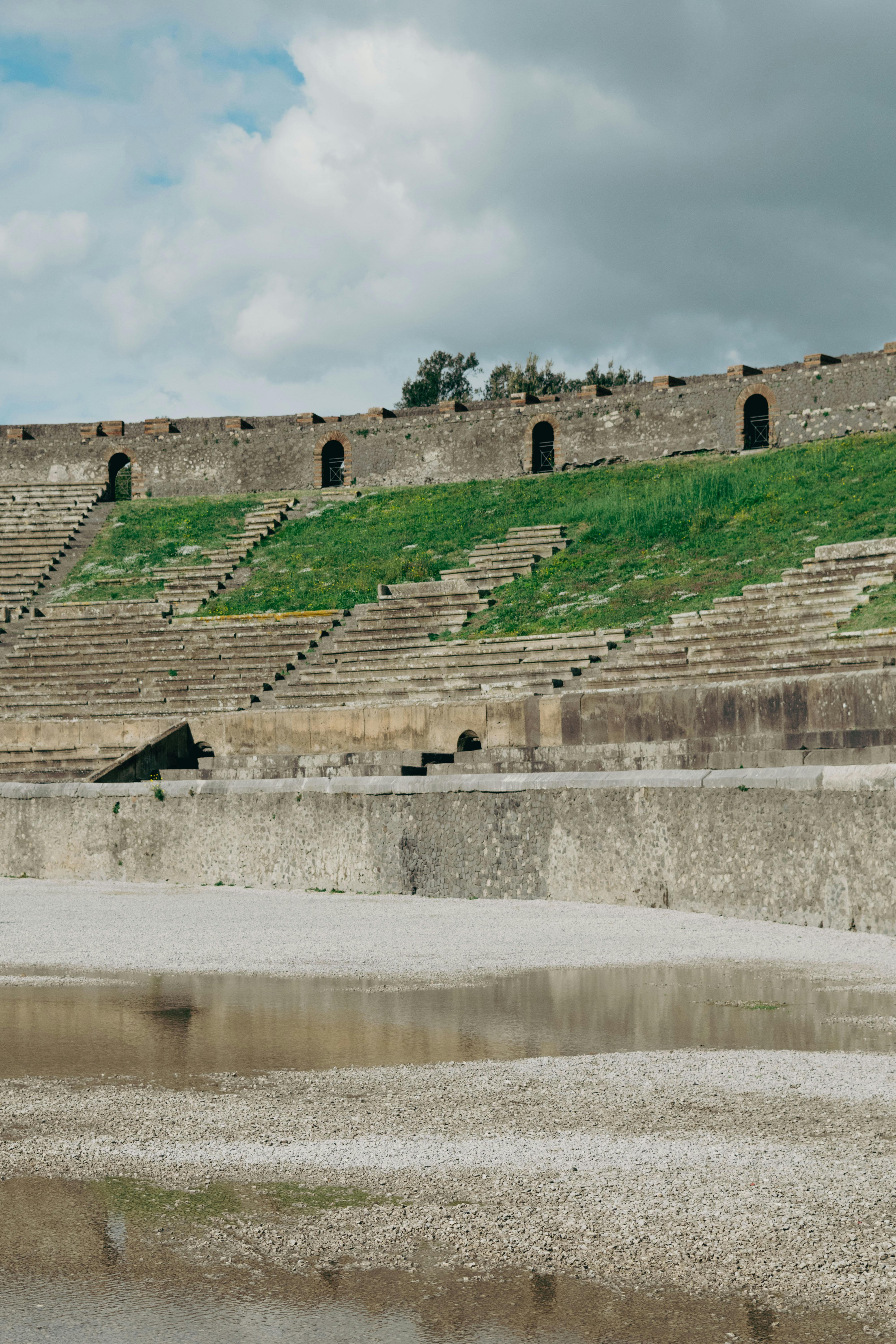 Ücretsiz İtalya'nın Pompeii kentindeki tarihi amfi tiyatro kalıntılarını keşfedin ve antik Roma mimarisini inceleyin. Stok Fotoğraflar