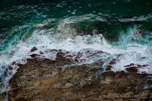 Ondas Batendo Em Uma Rocha