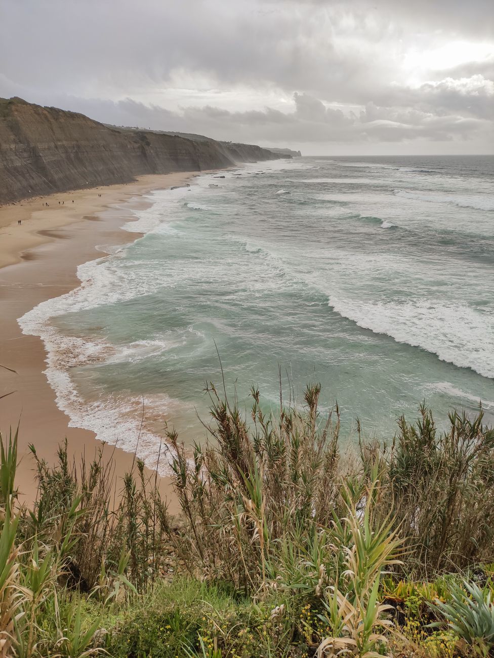 Dieser portugiesische Strand verbirgt ein Geheimnis, das weiterhin Tausende anzieht