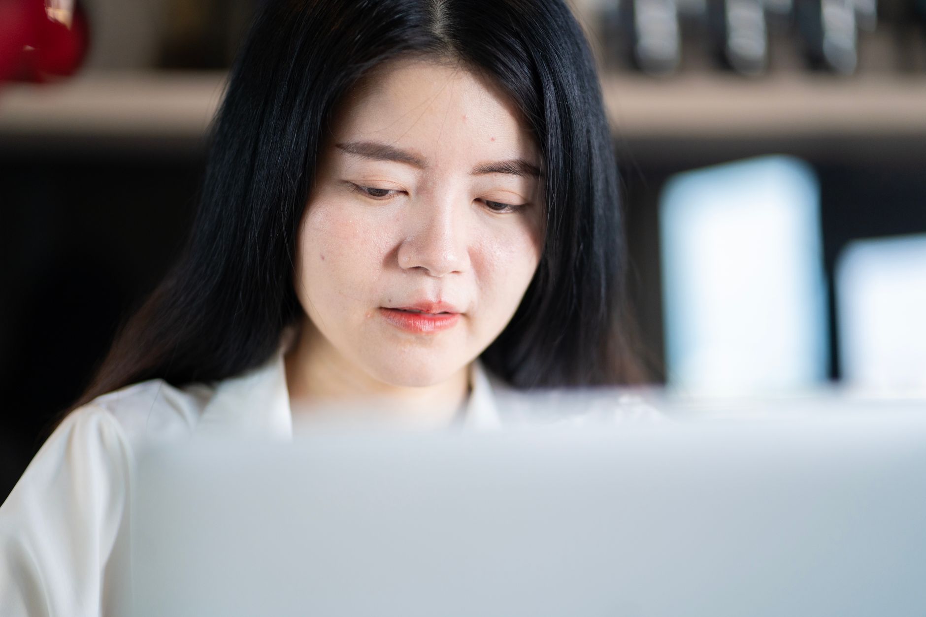 Luôn giữ vững đạo đức và sự chuyên nghiệp trong mọi hoàn cảnh.
