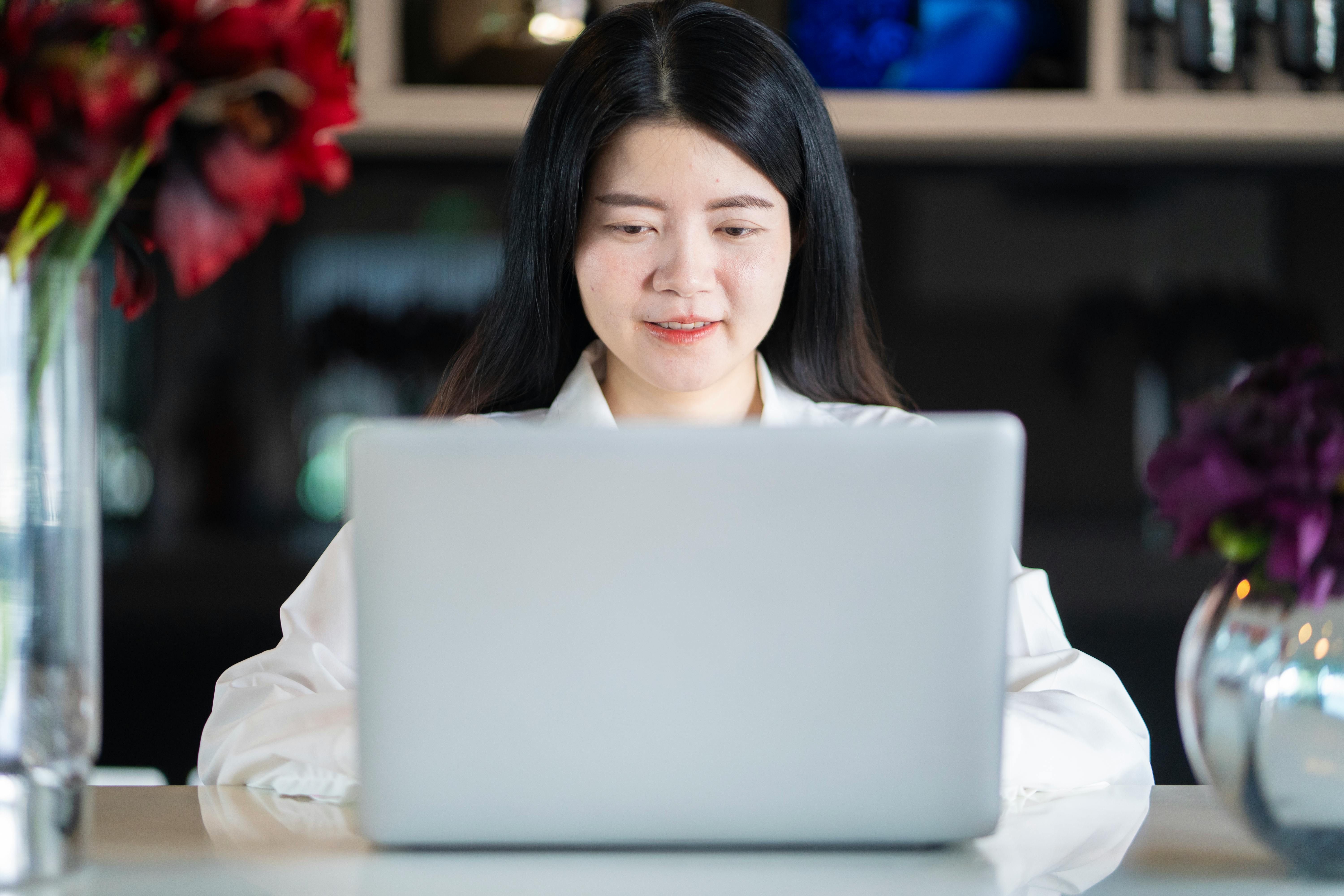 remote work travel jobs — Photo by Sommart Sopon on Pexels