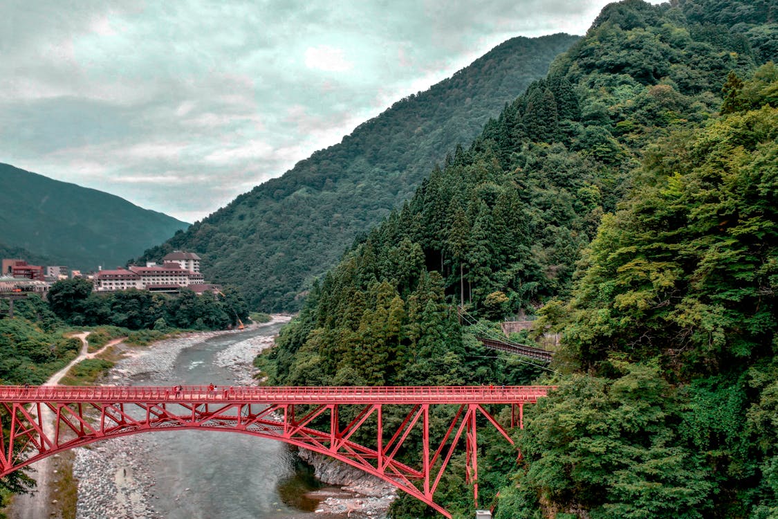 無料 吊り橋と山々の眺め 写真素材
