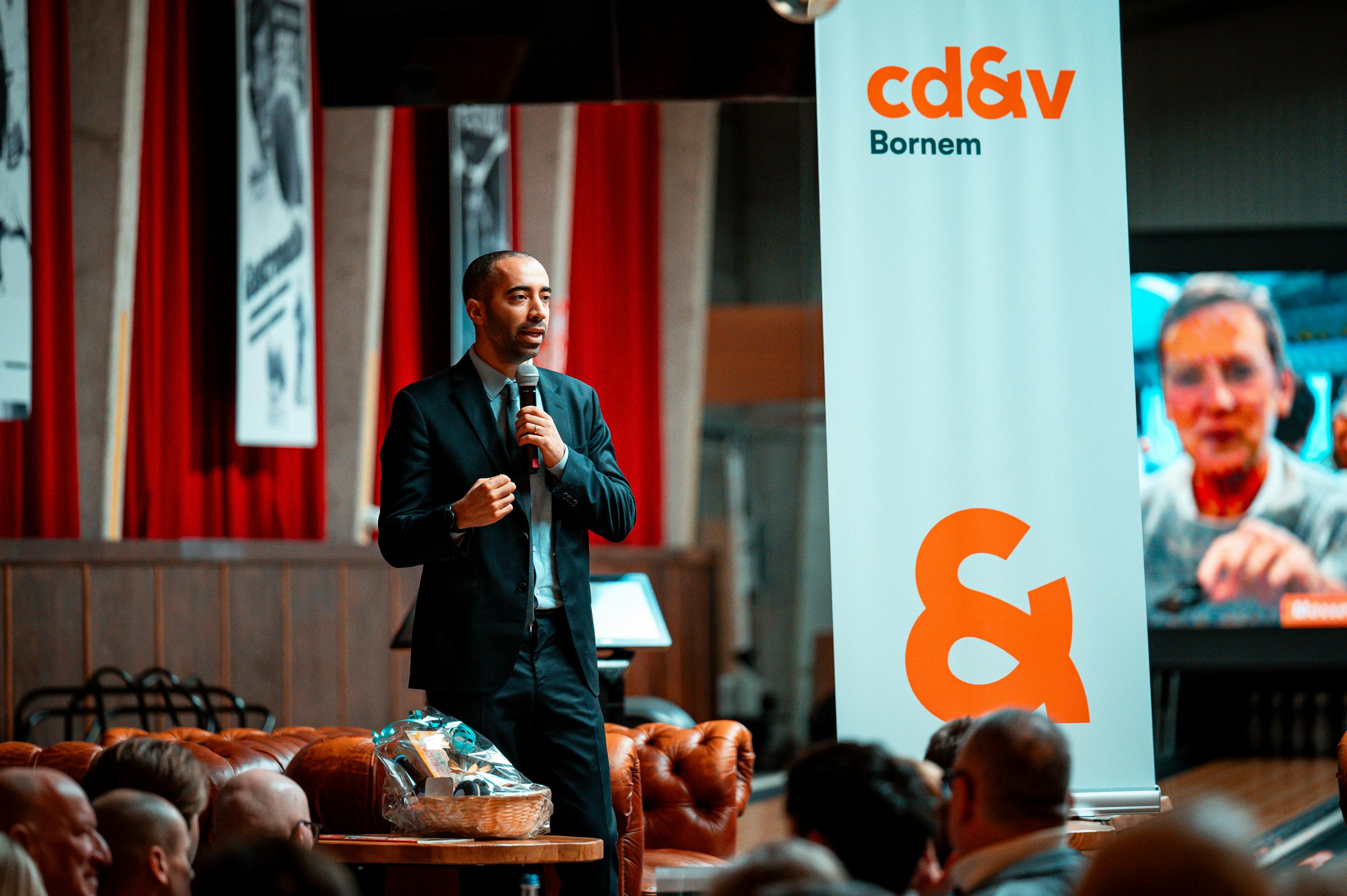 Belçika'da profesyonel bir iş etkinliğinde ağ kuran ve el sıkışan iş insanları, etkili kariyer iletişimi.