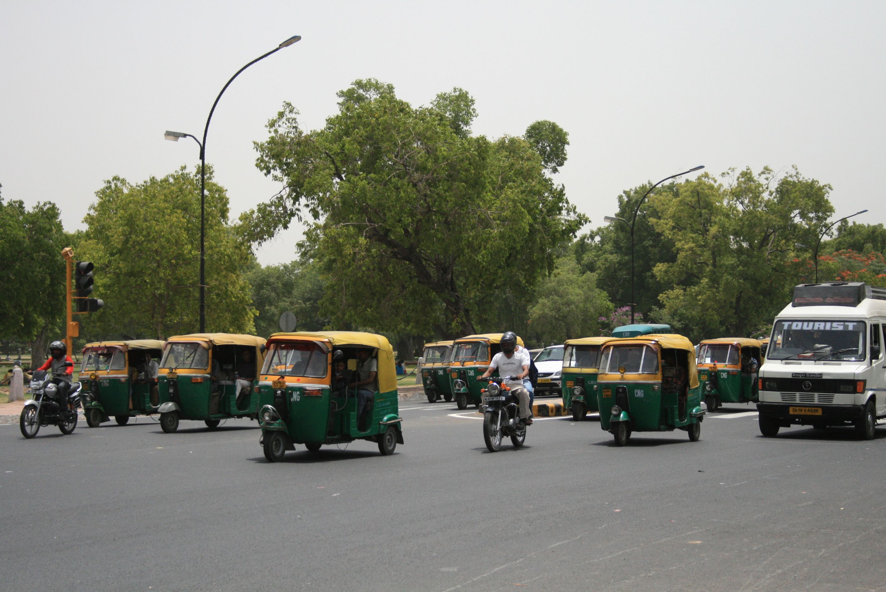Busy Indian Street with Auto Rickshaws and Traffic · Free Stock Photo