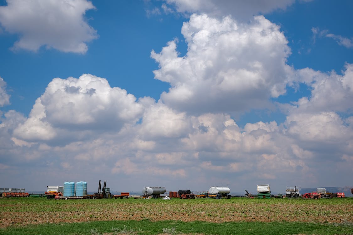 多云的天空下农场设备的风景摄影