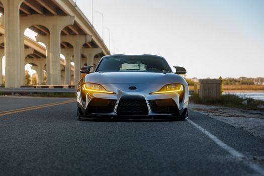 Beeindruckender Sonnenuntergang & Brücke – Sportwagen Wallpaper