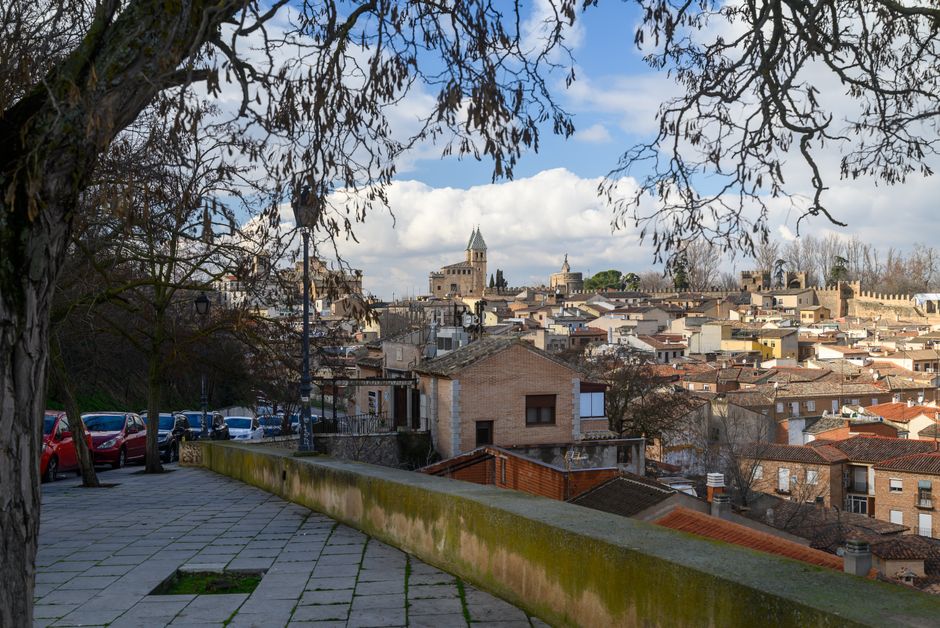 Explora la impresionante vista de Toledo, España, con su arquitectura icónica bajo un cielo brillante.