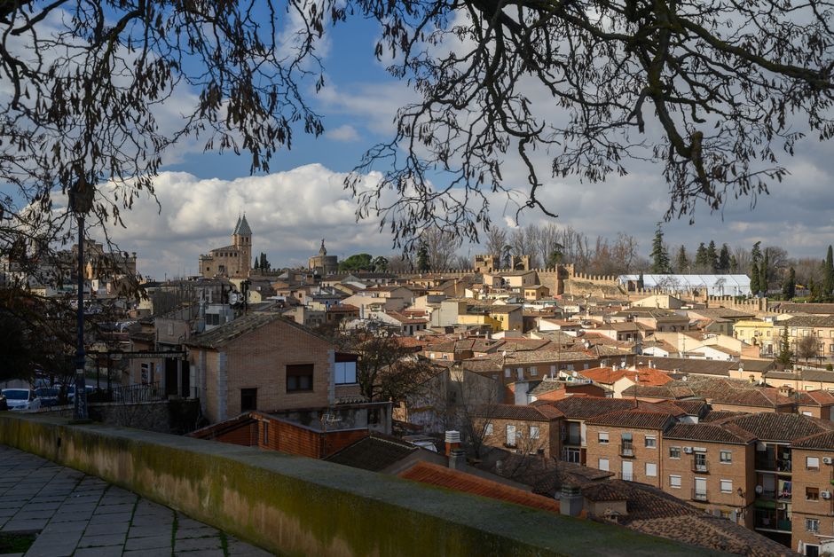 Con vistas al paisaje urbano histórico de Toledo, con su destacada catedral y tejados.