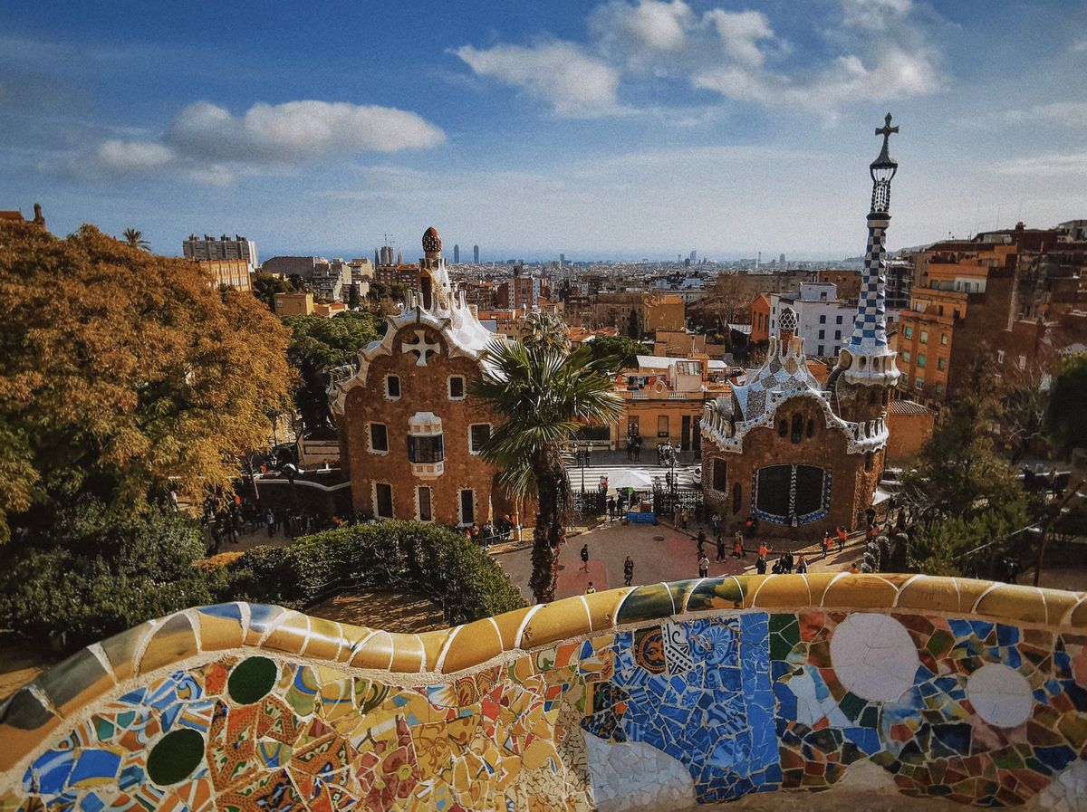 Banca ondulata din Park Guell, cu orasul in fundal